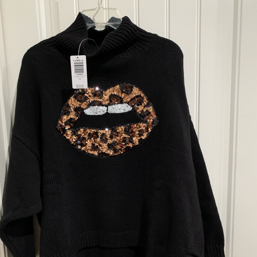 Black sweater with leopard print sequins lips